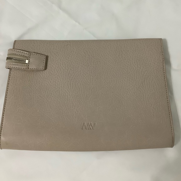 Matt & Nat Sleek recycling bottle vegan leather beige clutch - Picture 2 of 8